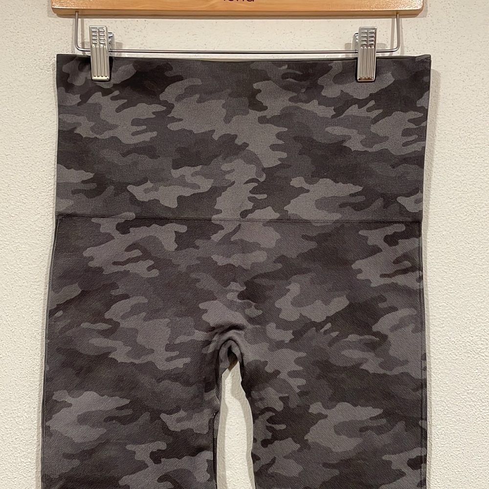 SPANX Look at Me Now Seamless Camo Crop Legging - Picture 3 of 7